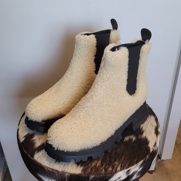 Alexander McQueen Shearling Chelsea Boots - Picture 2 of 7